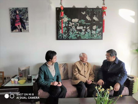 集團(tuán)黨委開(kāi)展走訪慰問(wèn)活動(dòng) 集團(tuán)黨委開(kāi)展走訪慰問(wèn)活動(dòng)